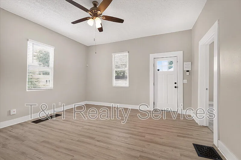 4 bed, 2.0 bath, 3356 sqft, $1,950 — Photo 4
