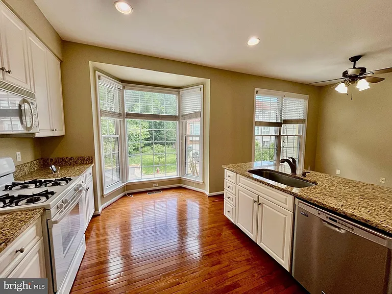 7504 Lamoyne Ct — Photo 18