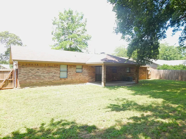 805 Corey Dr — Photo 32