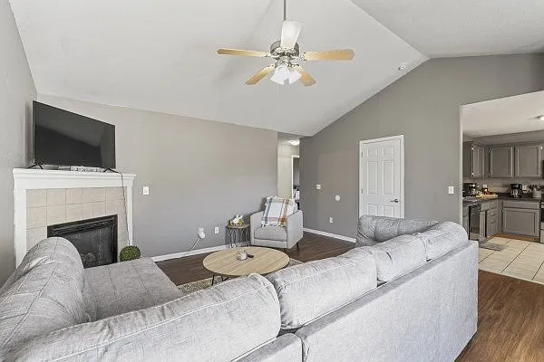 4 bed, 3.0 bath, 1142 sqft, $2,150 — Photo 2