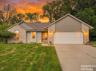 1031 Legacy Dr NE, Comstock Park, MI 49321