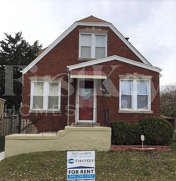 8106 S Maplewood Ave photo 1