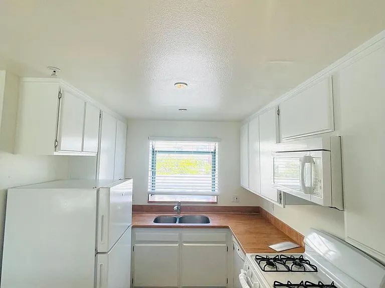 875 S B St — Photo 7