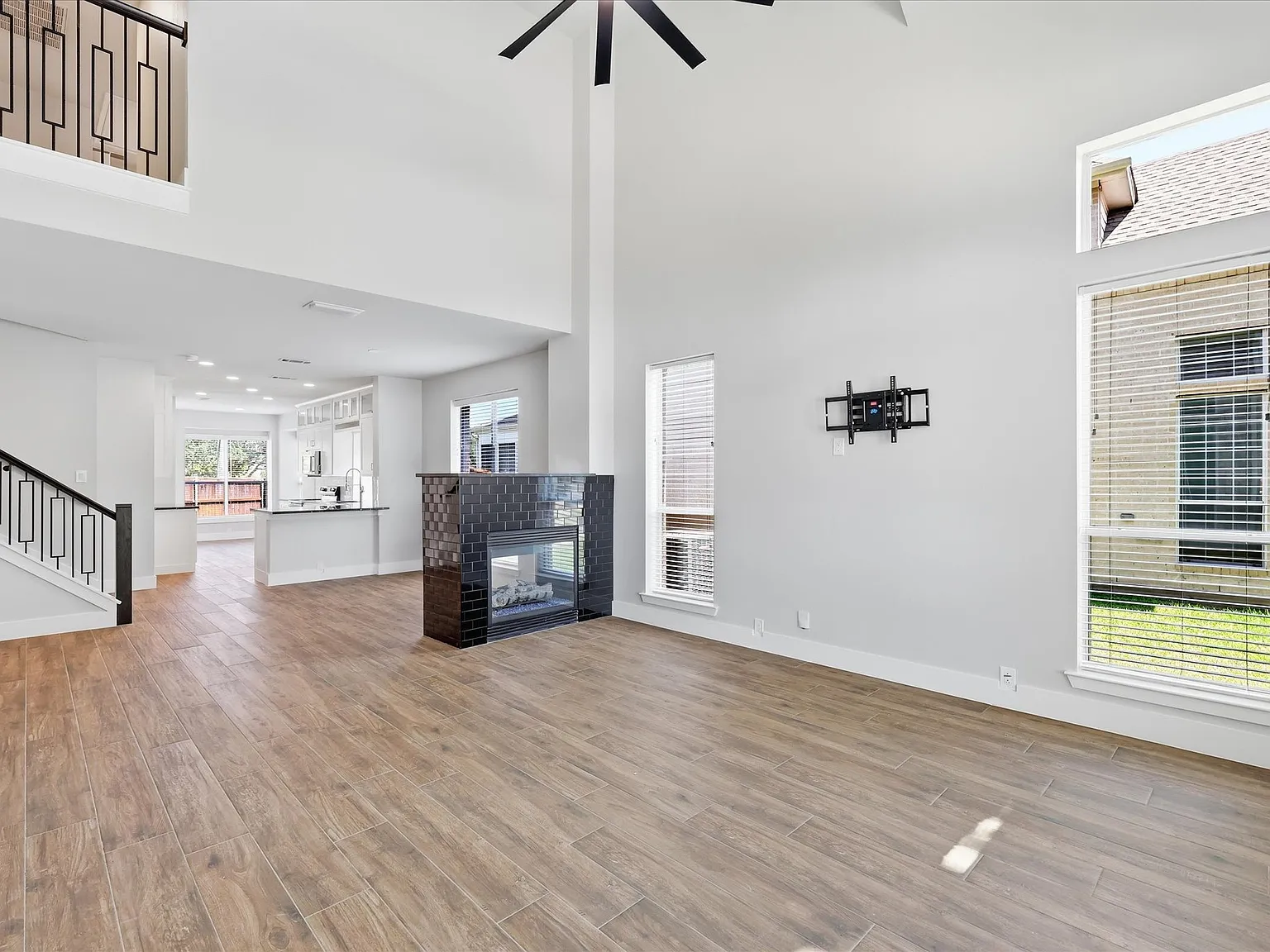 4 bed, 2.5 bath, 2125 sqft, $3,050 — Photo 2