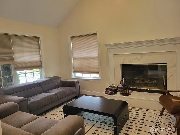 13 Airdale Dr — Photo 3