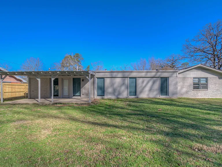 1021 Willow Dr — Photo 5