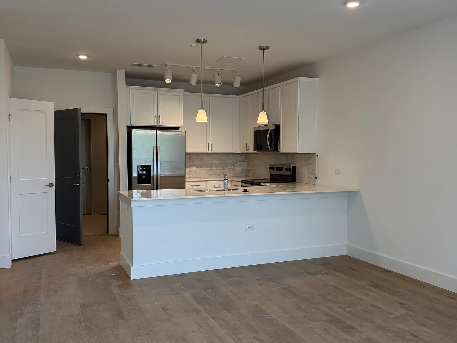 1 bed, 1.0 bath, 737 sqft, $2,236 — Photo 4