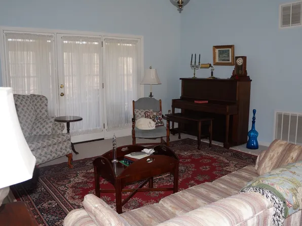 1709 Price Dr, Farmville, VA 23901