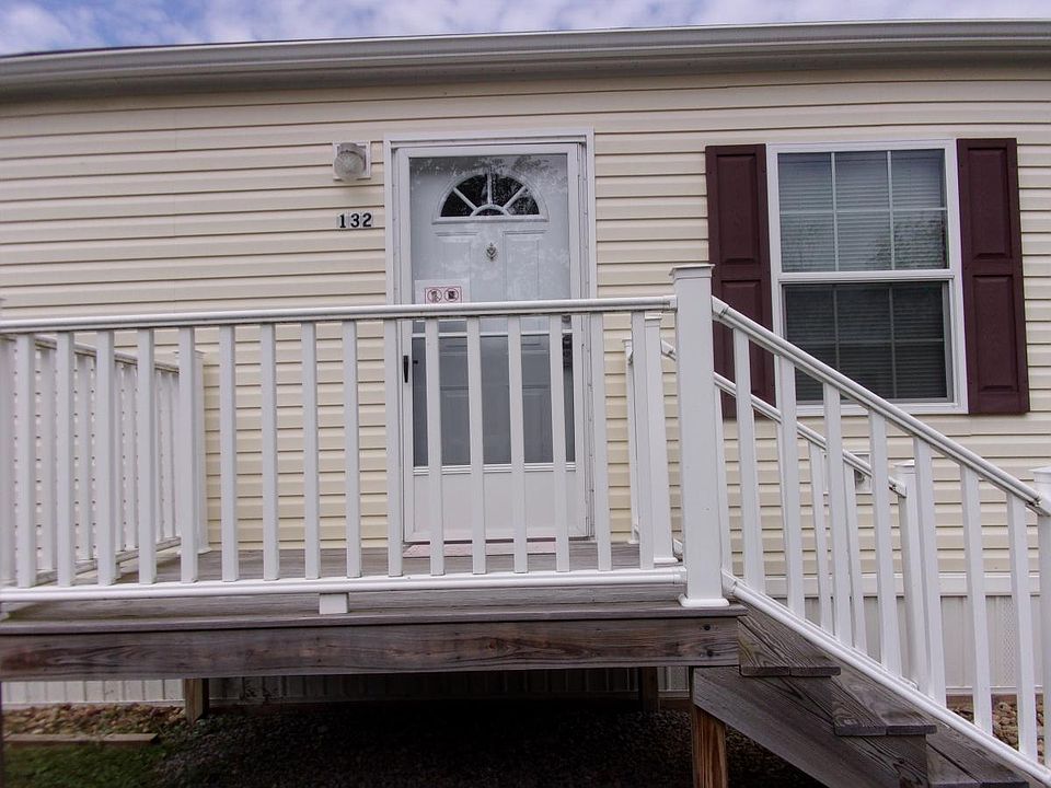 1st image of 132 Yorktown St W