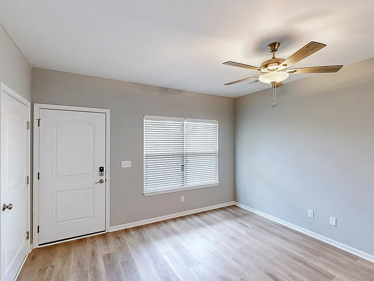 611 Pampas St — Photo 2