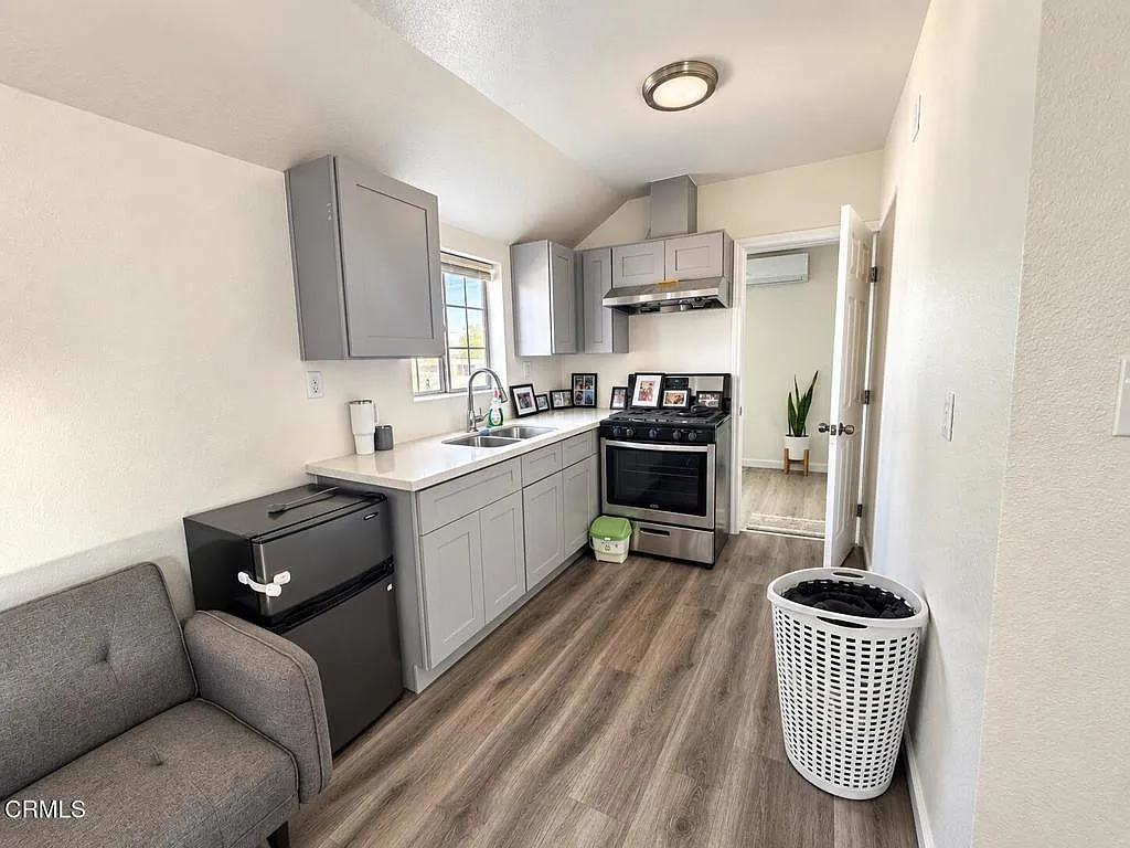 2 bed, 1.0 bath, 900 sqft, $2,100 — Photo 4