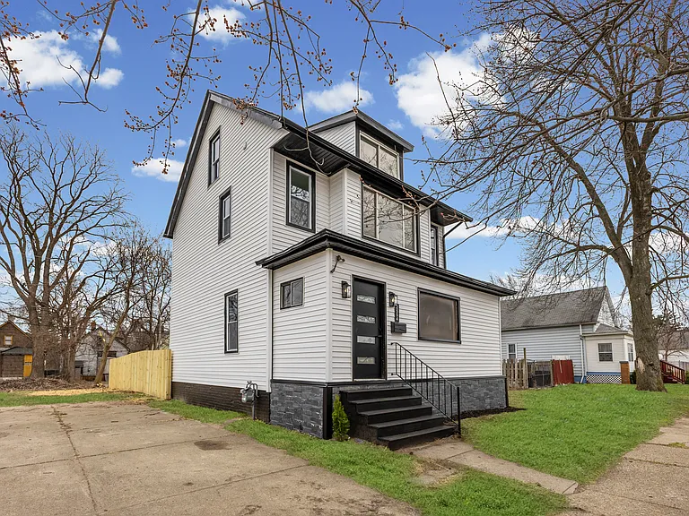 2554 Parker St — Photo 1