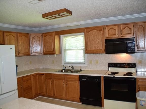 3rd image of 206 Forrest Oaks Dr