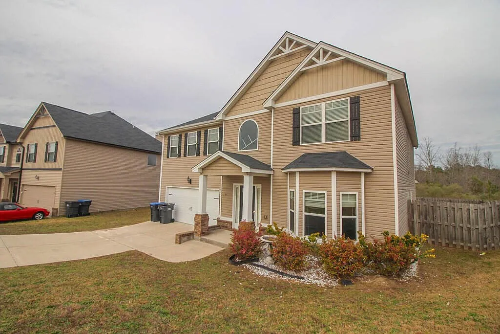 4 bed, 2.5 bath, 3432 sqft, $2,295 — Photo 2