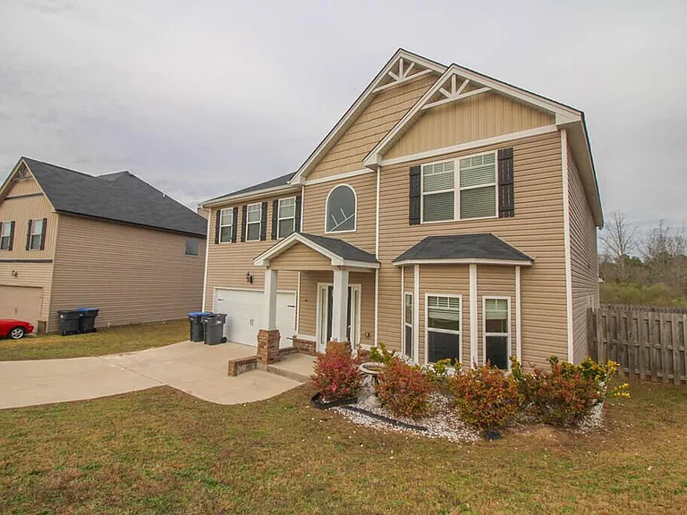 2733 Huntcliffe Dr — Photo 2
