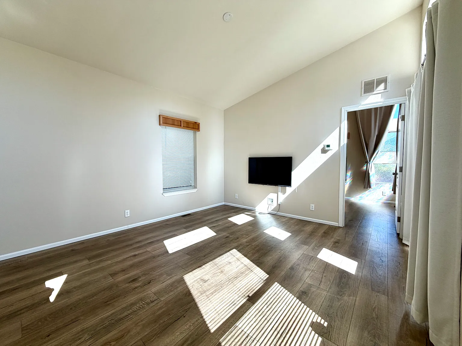 2 bed, 785 sqft, $1,950 — Photo 4