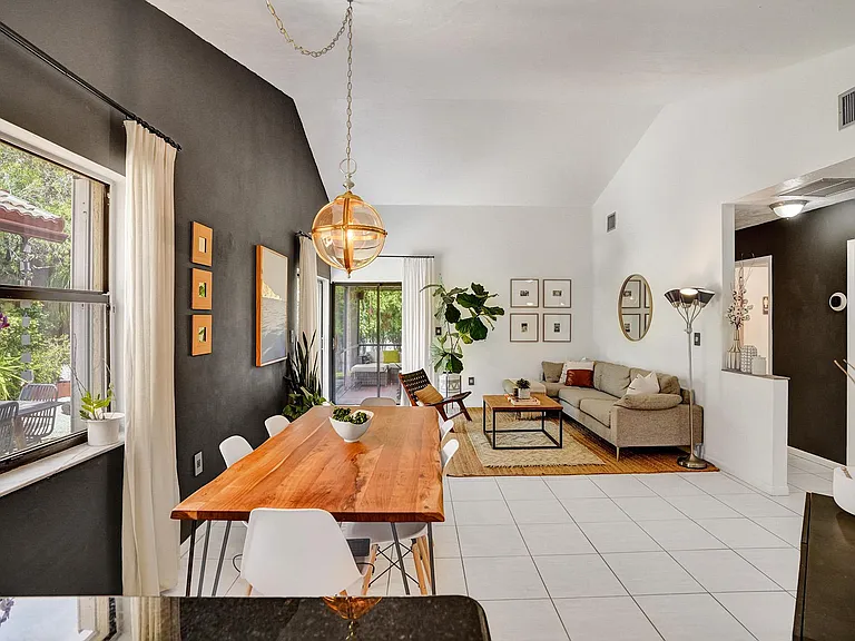 420 SW 113th Ter — Photo 11