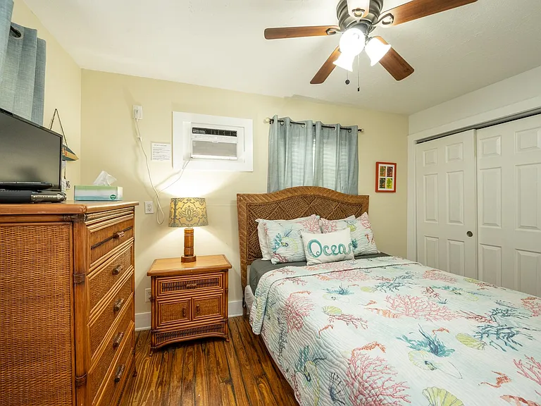 415 Julia St — Photo 11