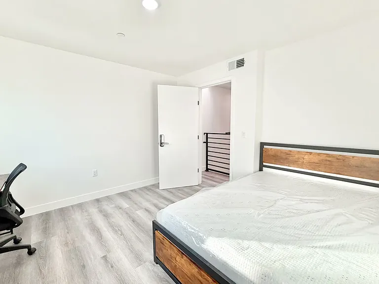 1329 W 36th St — Photo 14