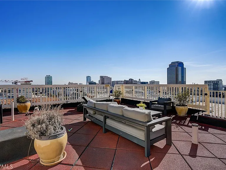 315 W 3rd St #1006 — Photo 32