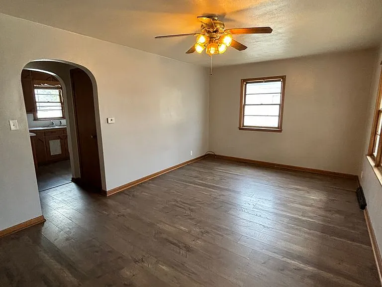 811 Allen St — Photo 2