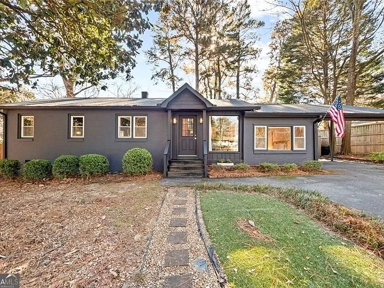 1333 Victor Rd NE — Photo 1