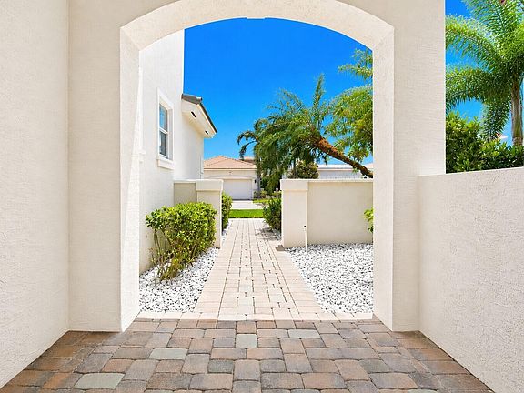 5th image of 207 Isle Verde Way