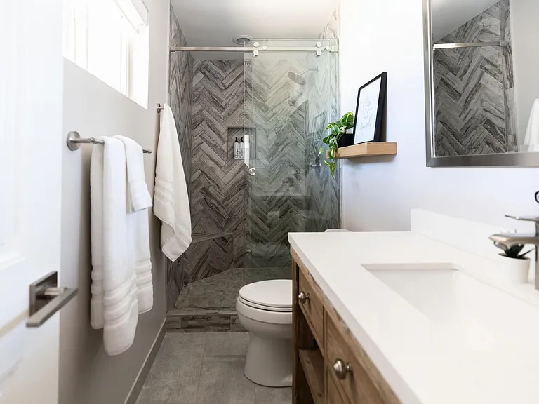 728 E Geneva Dr — Photo 10