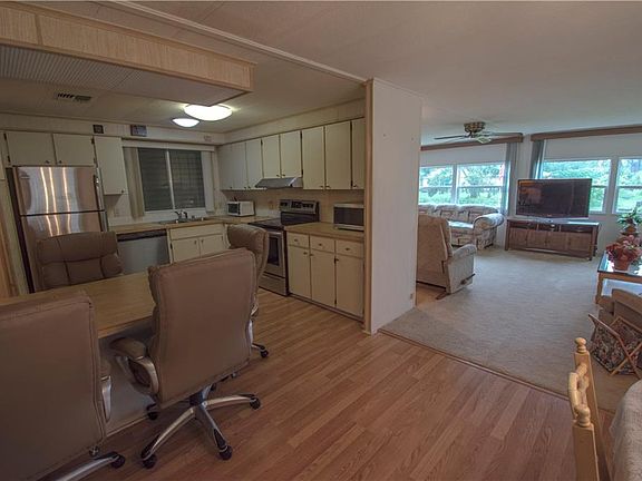 5th image of 490 Sycamore Ln