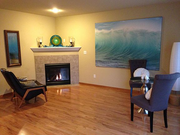 Living room w/ gas fireplace