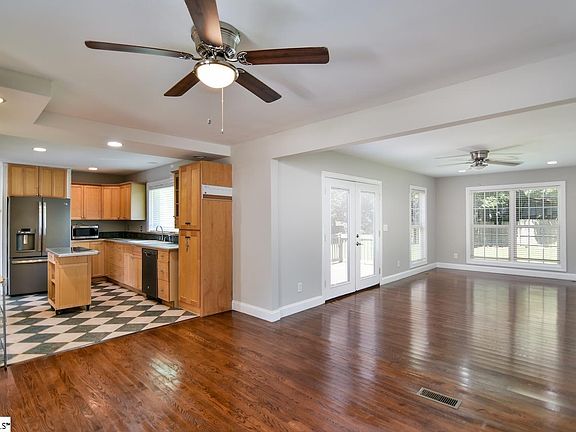 4th image of 9 Shenandoah Dr