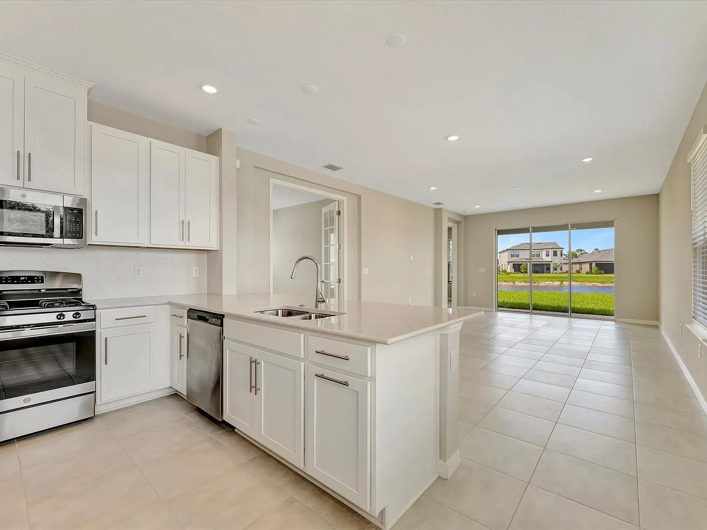 3BR Lake-View + Den Home in Gated Community of Palmero — Photo 4