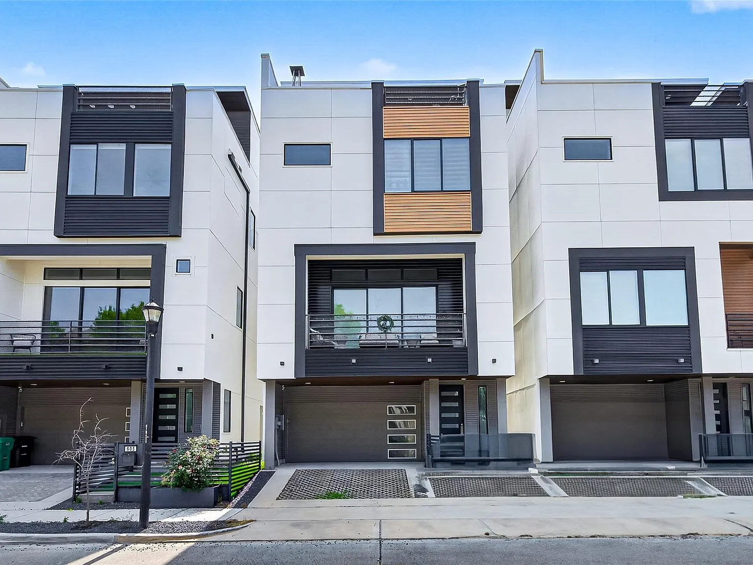 3 bed, 3.5 bath, 2642 sqft, $6,000 — Photo 2
