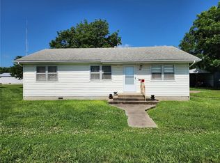 111 N Cherokee St, Girard, KS 66743