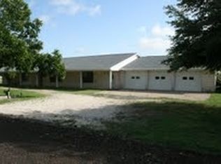 197 County Road 3000, Lott, TX 76656
