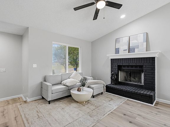 5th image of 1012 E Winding Lane St
