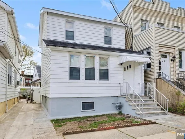 222 Riverview Pl, Cliffside Park, NJ 07010