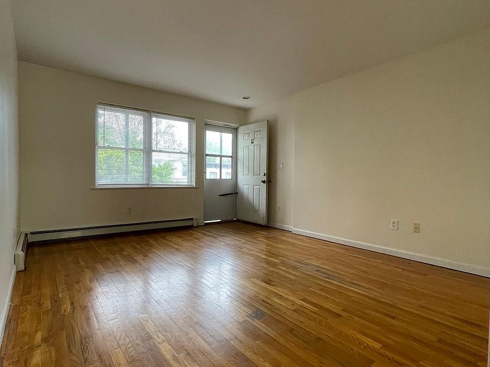 1st image of 10 Colin St Floor 2