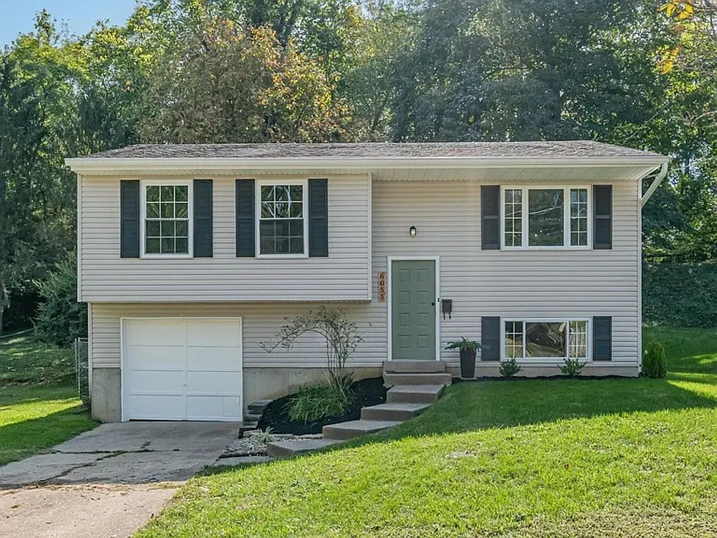 3 bed, 1.0 bath, 1524 sqft, $1,995 — Photo 1