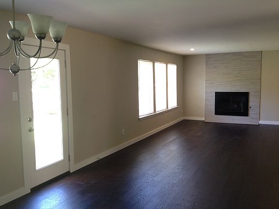 Living w/ gas fieplace 1