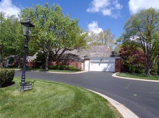 17 Compton Ct, Prairie Village, KS 66208