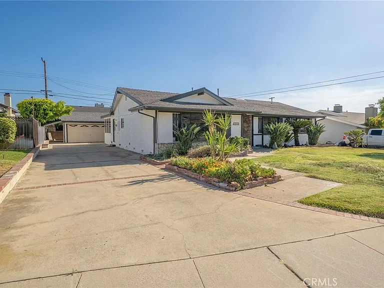 1032 E Buckboard Ave — Photo 2