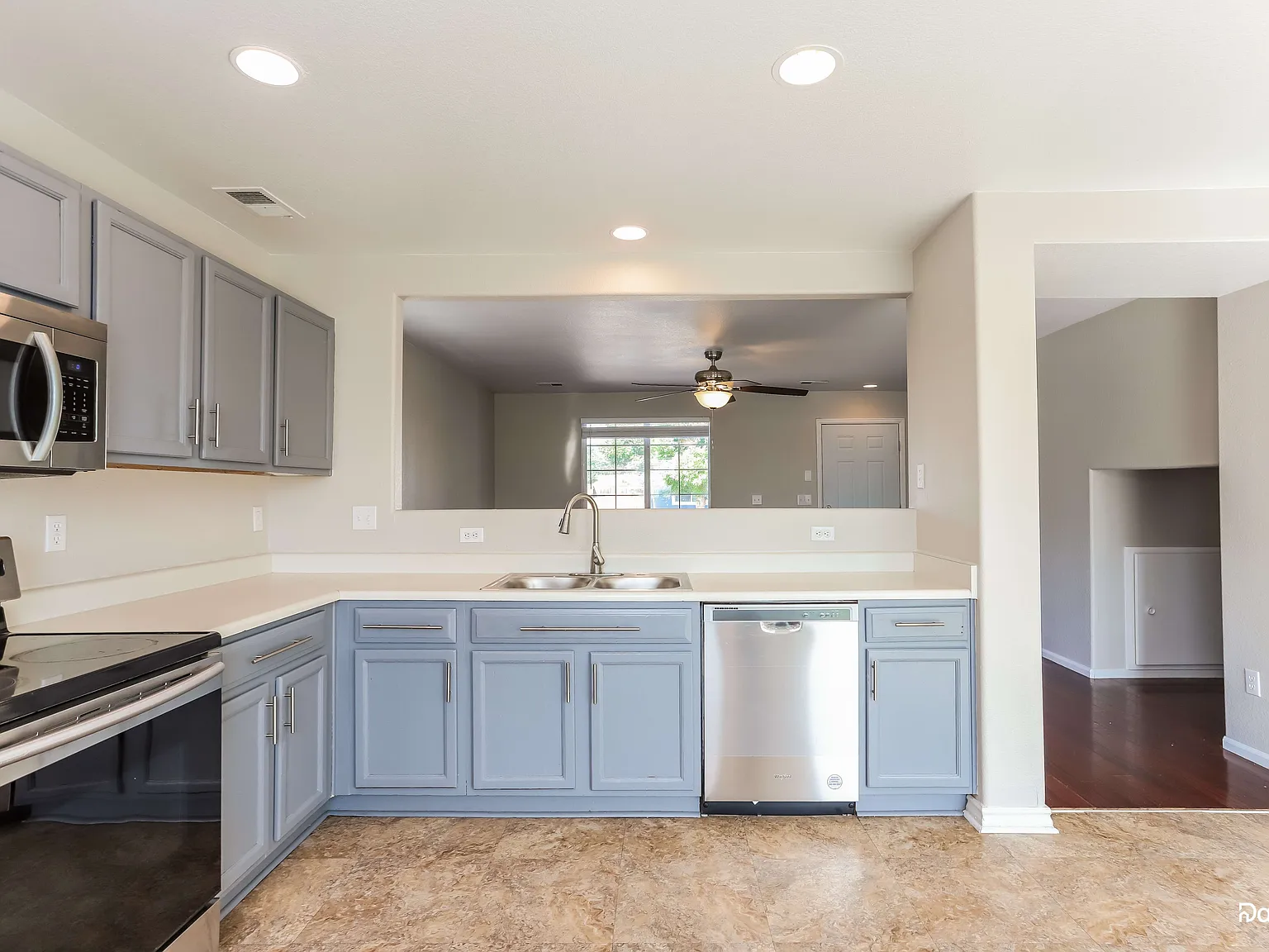 4 bed, 2.0 bath, 1446 sqft, $2,580 — Photo 2