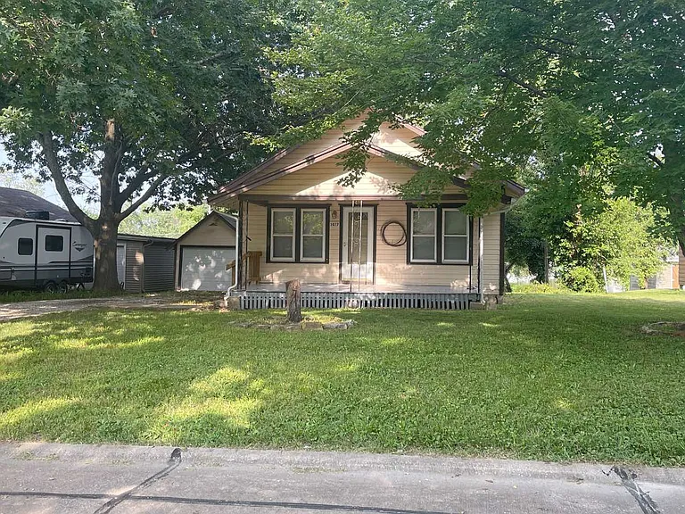 1027 N Poplar St — Photo 1