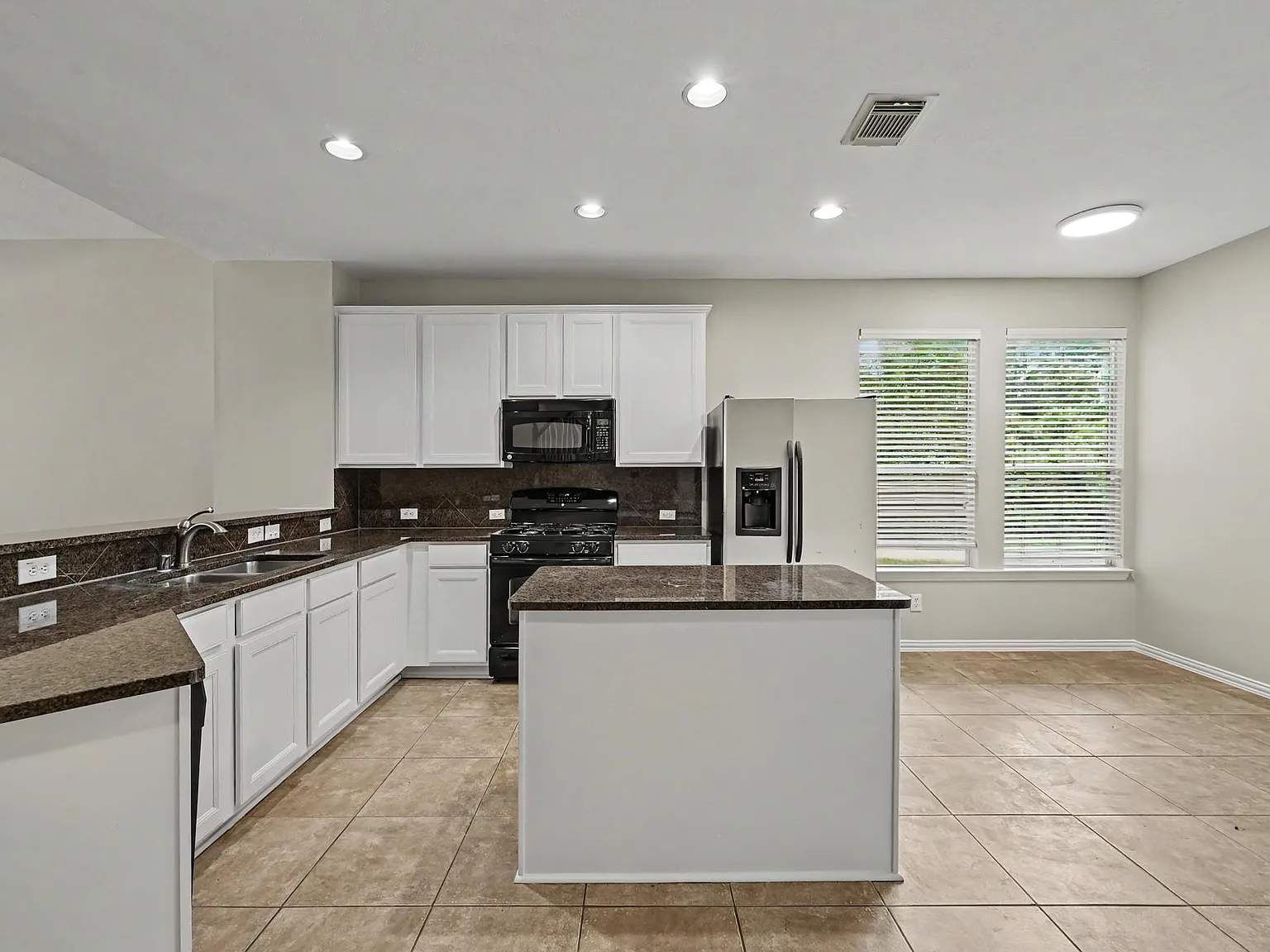 4 bed, 2.5 bath, 2286 sqft, $2,850 — Photo 3