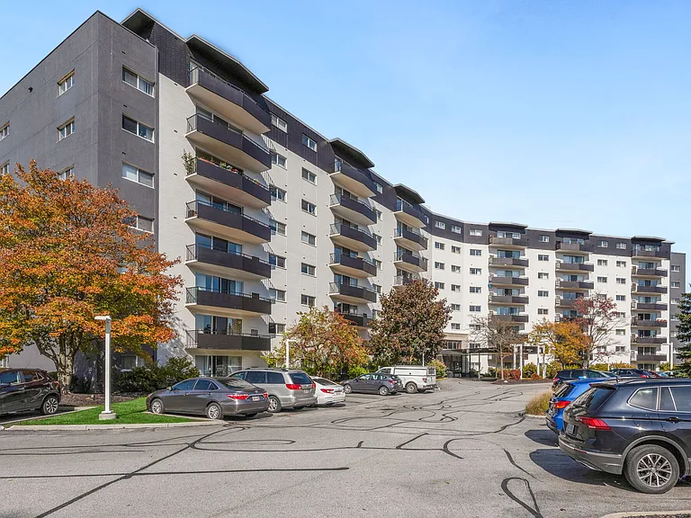 THE VANTAGE APARTMENTS — Photo 42