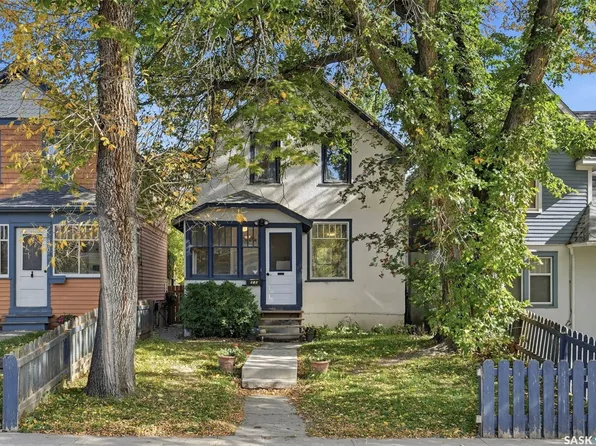 818 B Avenue N, Saskatoon, SK S7L 1E7