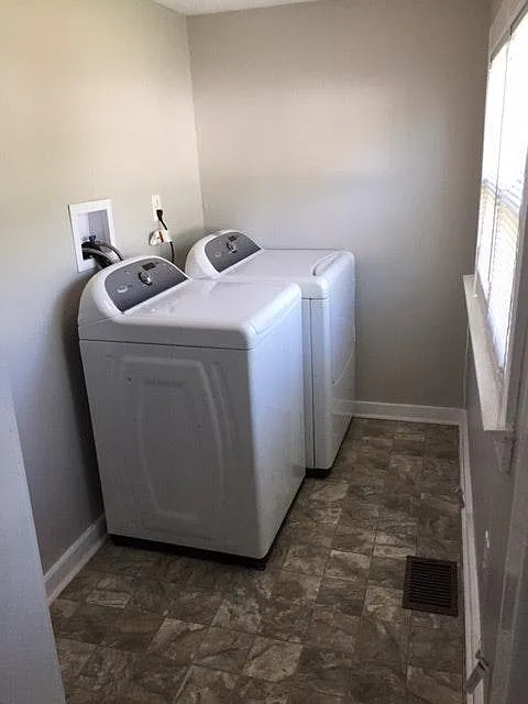 2 bed, 944 sqft, $1,100 — Photo 2