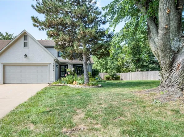 12112 England St, Overland Park, KS 66213
