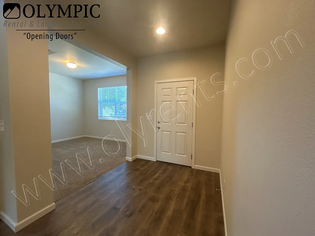 4 Large Bedrooms Plus Office And Bonus Room & Air Conditioning — Photo 3